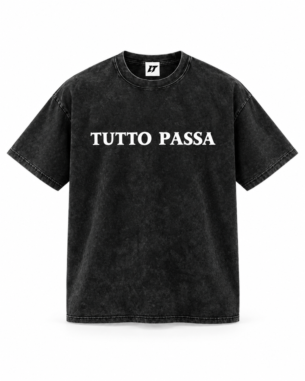 TUTTO PASSA TEE BLACK — camiseta negra oversize con mensaje Tutto Passa, vista 1