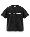 TUTTO PASSA TEE BLACK — camiseta negra oversize con mensaje Tutto Passa, vista 1